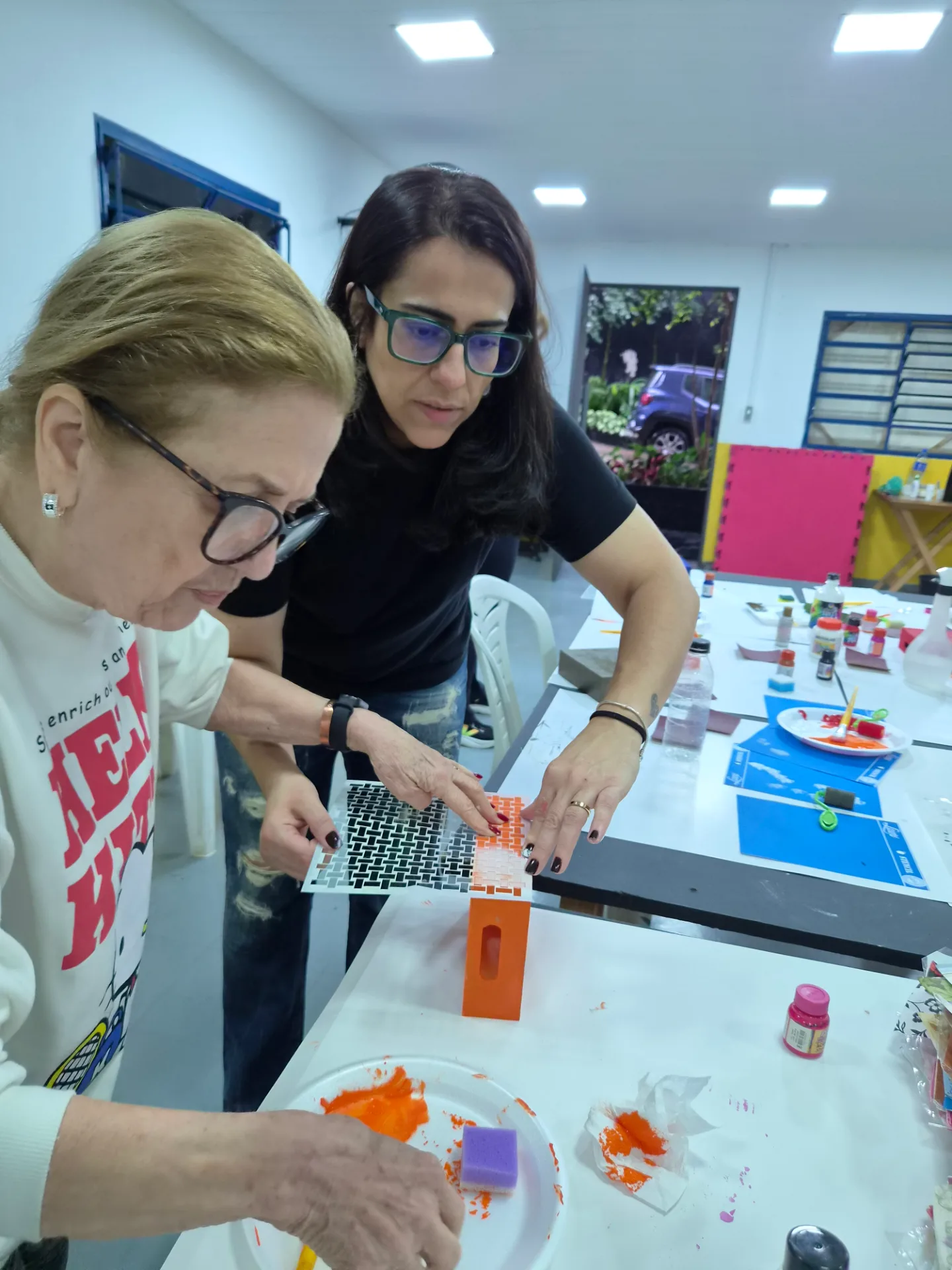 Imagem ilustrativa 6 da notícia: Mês de oficinas - 2º edição - Desenvolve + para pessoas idosas - Oficina de Decoupage