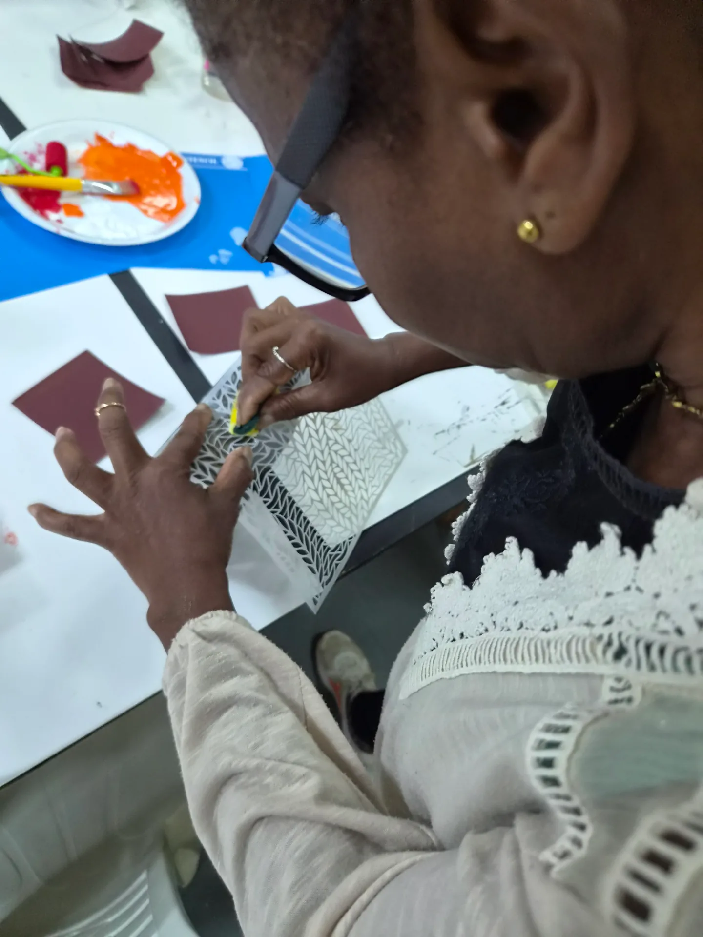 Imagem ilustrativa 5 da notícia: Mês de oficinas - 2º edição - Desenvolve + para pessoas idosas - Oficina de Decoupage
